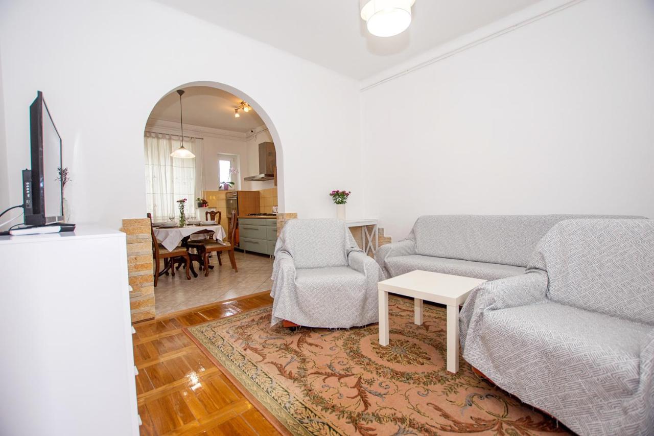Dinos Place Apartment